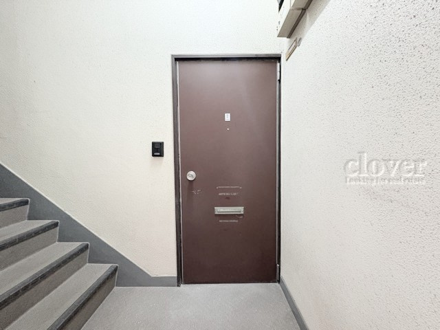 【その他共用部分】 | 調布パレス | 皆様をお迎えする、お部屋の玄関ドア。開けやすさや開放角度、ドアノブの操作しやすさや鍵の形状などを、現地で一度ご確認ください。～即日のご見学可能～　お問合せはお気軽にどうぞ。
