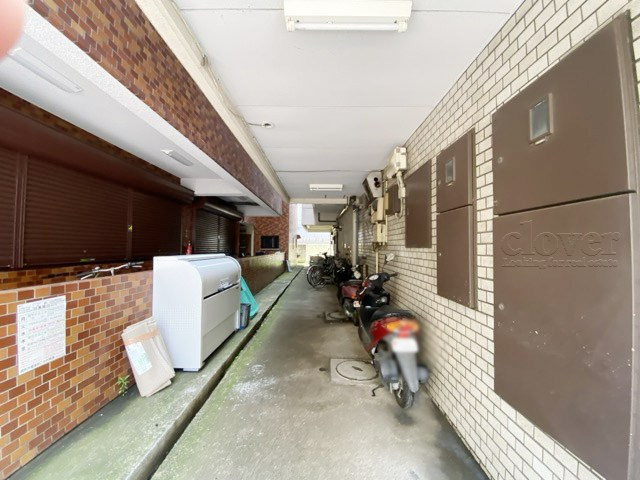 【ロビー】 | 調布パレス | 集合ポストなどを備えたエントランスホール。ここもマンションの顔となる部分であり、しっかりと清掃の行き届いたさまに安心感をおぼえます。～即日のご見学可能～　お問合せはお気軽にどうぞ。
