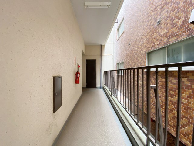 【その他共用部分】 | 調布パレス | マンションの共用廊下です。きれいに清掃されています。周囲のお部屋の様子も、ぜひ伺ってみてください。～即日のご見学可能～　お問合せはお気軽にどうぞ。
