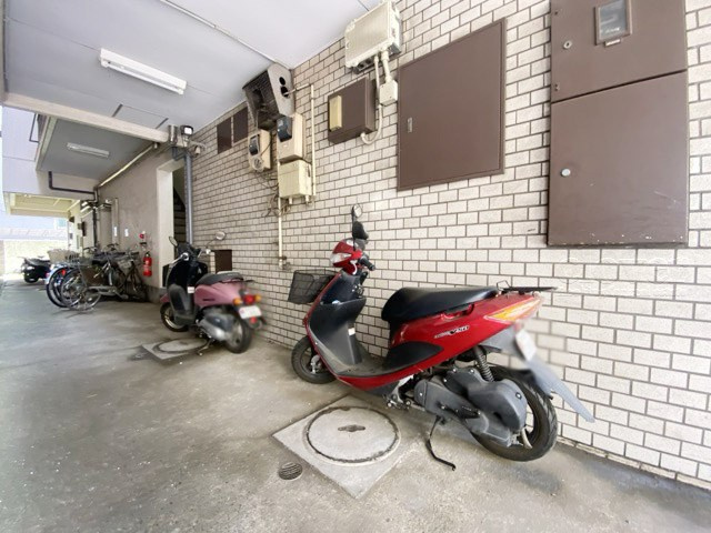 【駐車場】 | 調布パレス | バイク置き場。空き区画の有無や駐輪料金、サイズおよび排気量規定などについては、改めてお問い合わせください。～即日のご見学可能～　お問合せはお気軽にどうぞ。
