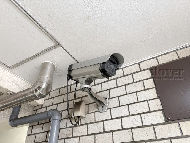 【防犯設備】 | 調布パレス | 建物や敷地の隅々に目を光らせる防犯カメラが設置されています。現地を見学される際には、カメラの存在やその台数にも意識を払ってみてください。～即日のご見学可能～　お問合せはお気軽にどうぞ。
