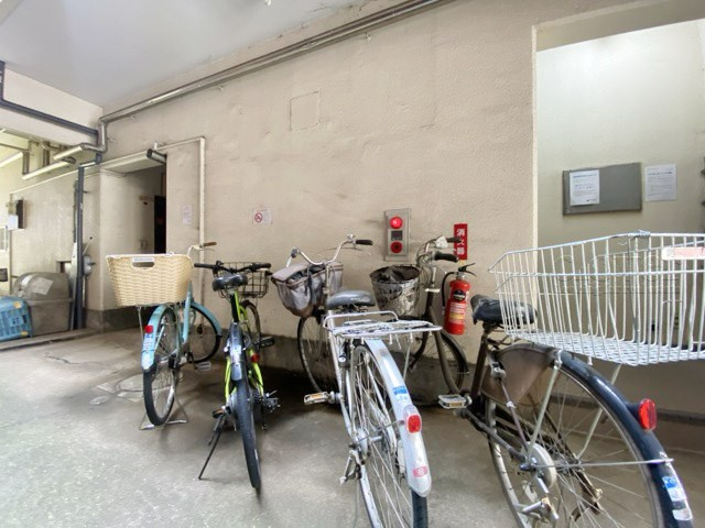 【駐輪場】 | 調布パレス | 自転車置き場。マンションの共用部にあたります。空きの有無や駐輪料金、各戸の台数制限などについては、改めてお問い合わせください。～即日のご見学可能～　お問合せはお気軽にどうぞ。
