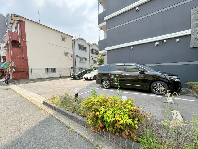 S-RESIDENCE三国WESTの駐車場