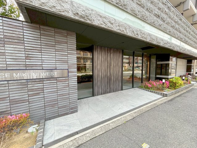 S-RESIDENCE三国WESTのエントランス
