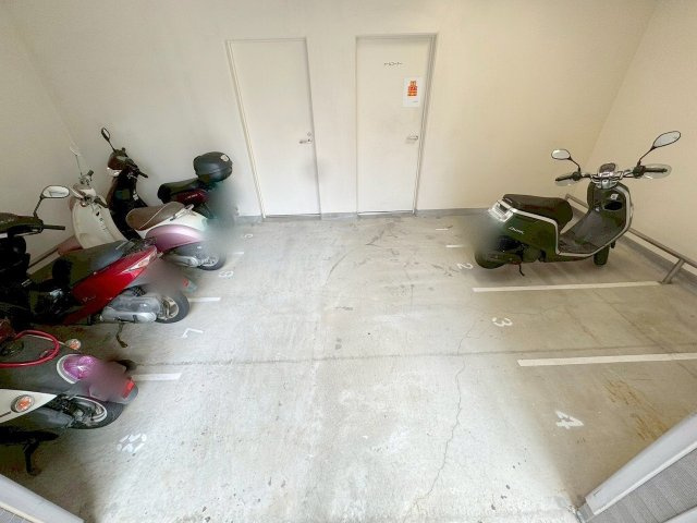 エステムコート十三本町の駐車場