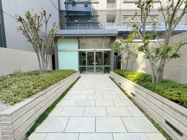エステムコート十三本町のエントランス