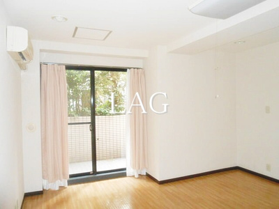 【居間・リビング】 | ザ・プラザⅡ | 洋室のお部屋です。