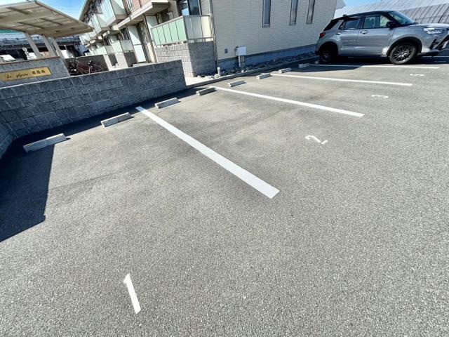 ラ　グリシーヌ姫路南の駐車場