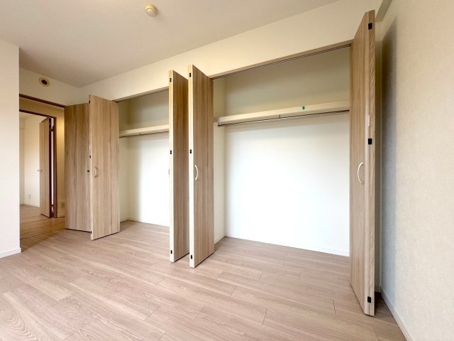 ヒューマンスクエア東浦和アトレシア壱番館の収納|各居室の収納に加え、玄関外には専用のトランクルームがございます。季節の家電やアウトドア用品、ベビーカーなど、室内に入れにくい大きな物も大切に保管でき大変便利です。