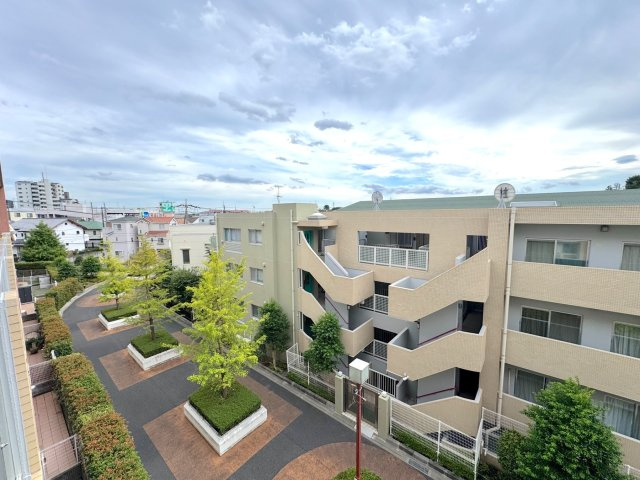 ヒューマンスクエア東浦和アトレシア壱番館の展望|4階部分・南向きからの眺望です。たっぷりの陽光と心地よい風を感じられる、開放的な景色が広がります。家事の合間やリモートワークの休憩時に、ホッと一息つける癒しの空間になりそうですね。
