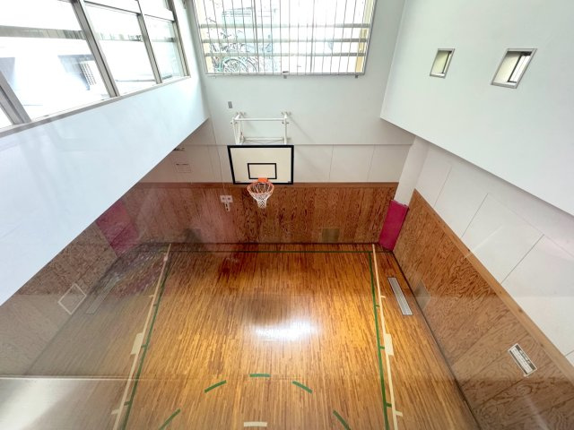 ヒューマンスクエア東浦和アトレシア壱番館のその他共用部分|バスケットボールコート
敷地内にはバスケットボールコートがございます。休日にお子様とスポーツを楽しんだり、運動不足の解消にもぴったりですね。共用施設が充実したマンションならではの嬉しい魅力です。