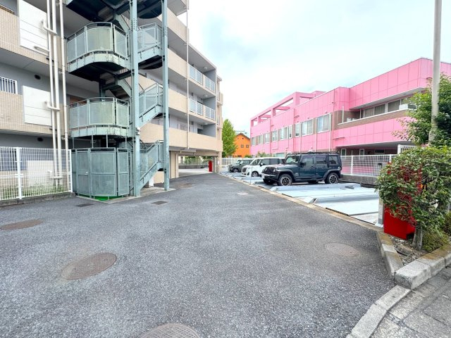 ヒューマンスクエア東浦和アトレシア壱番館の駐車場|敷地内駐車場がございます（月額7,500〜11,000円）。お車をお持ちのお客様も安心してお引越しいただけます。空き状況については都度確認いたしますので、お気軽にお声がけください。