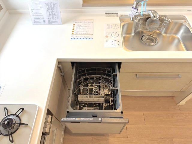 ヒューマンスクエア東浦和アトレシア壱番館の発電・温水設備|食洗機
新規交換されたシステムキッチンには、便利なビルトイン食洗機が内蔵されています。面倒な食器洗いを任せられるので、食後はご家族とのゆったりした時間を楽しんでいただけますね。
