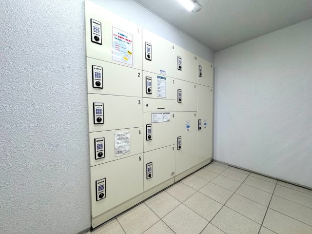 ヒューマンスクエア東浦和アトレシア壱番館の設備|エントランスには便利な宅配ボックスがございます。ご不在時や、リモートワーク中で手が離せない時でも確実に荷物を受け取れるため、再配達の手間を省くことができます。