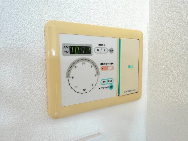 ヒューマンスクエア東浦和アトレシア壱番館の冷暖房・空調設備|セントラル換気システム
お部屋全体の空気をゆっくりと入れ替えてくれる「セントラル換気システム」を備えています。窓を閉めたままでも、いつでも新鮮な空気が保たれ、ご家族皆様が快適にお過ごしいただけます。