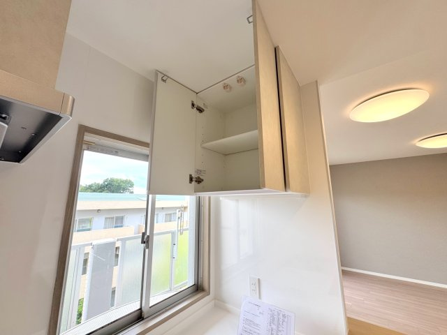 ヒューマンスクエア東浦和アトレシア壱番館の収納|キッチンの上の収納
キッチンの上部には吊戸棚（収納）を備えています。普段あまり使わない大きなお鍋や、買い置きの保存食などもたっぷりしまえるので、ワークスペースを広々と清潔に保つことができますね。