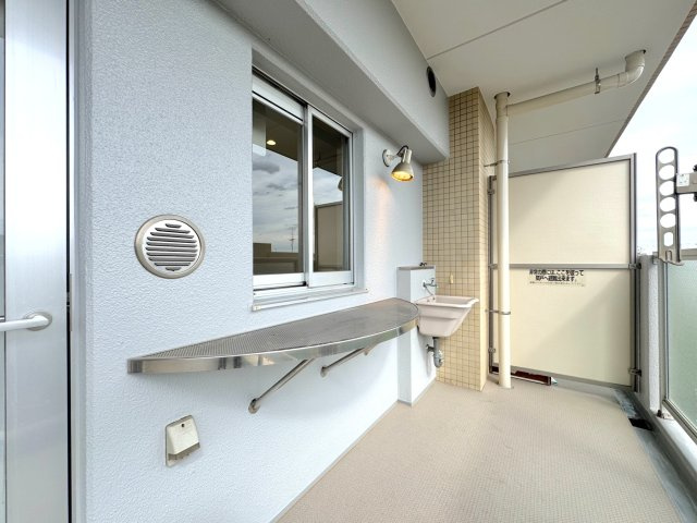 ヒューマンスクエア東浦和アトレシア壱番館の設備|キッチンの窓の外
キッチンの窓から見える外の景色です。お料理中も外の光や風を感じられ、自然と明るい気分になれそうですね。換気がしやすく、匂いの出やすいお料理の際も空気がこもりにくく快適です。