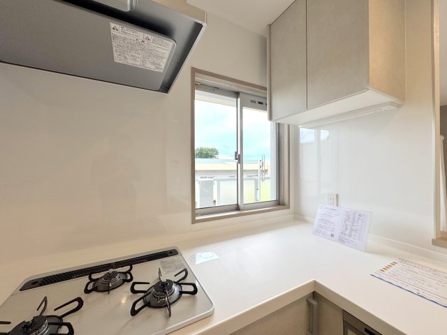 ヒューマンスクエア東浦和アトレシア壱番館の設備|キッチンの窓
キッチン横には換気に便利な小窓が設けられています。熱気や匂いを逃がしやすく、いつでも爽やかな空間でお料理を楽しめます。自然光が手元を明るく照らしてくれるのも嬉しいポイントです。
