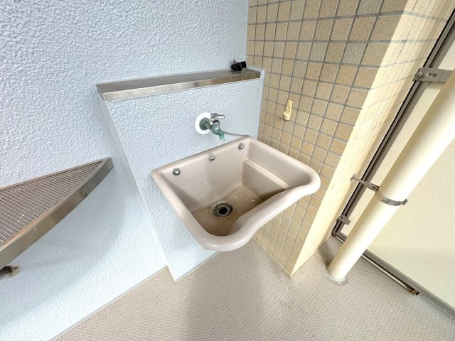 ヒューマンスクエア東浦和アトレシア壱番館の設備|バルコニー水栓
バルコニーには専用のスロップシンク（水栓）が備わっています。お掃除の際の水汲みや、ちょっとしたガーデニングの水やり、泥のついた靴を洗う時など、外に水道があると大変重宝します。