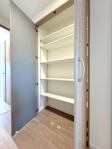 ヒューマンスクエア東浦和アトレシア壱番館の収納|廊下の収納
廊下部分にも便利な収納スペースを確保しています。掃除機などの毎日使うお掃除道具や、ご家族の共有の小物類をしまっておくのにぴったり。お部屋をよりスッキリと見せてくれますね。