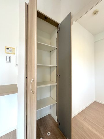 ヒューマンスクエア東浦和アトレシア壱番館の収納|リビングの収納
リビングに設けられた造り付けの収納スペースです。日用品のストックや文房具、書類などをまとめてしまえば、生活感を隠すことができます。急な来客時にもサッと片付けられて安心ですね。