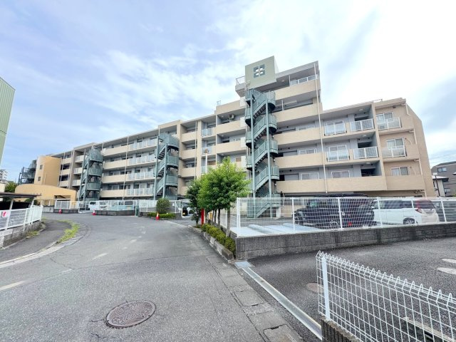 ヒューマンスクエア東浦和アトレシア壱番館の外観|外観の別角度からの写真です。重厚感があり、きれいに保たれた外観からは、管理体制の良さがうかがえます。総戸数54戸という、コミュニティが築きやすい規模感も魅力のひとつです。