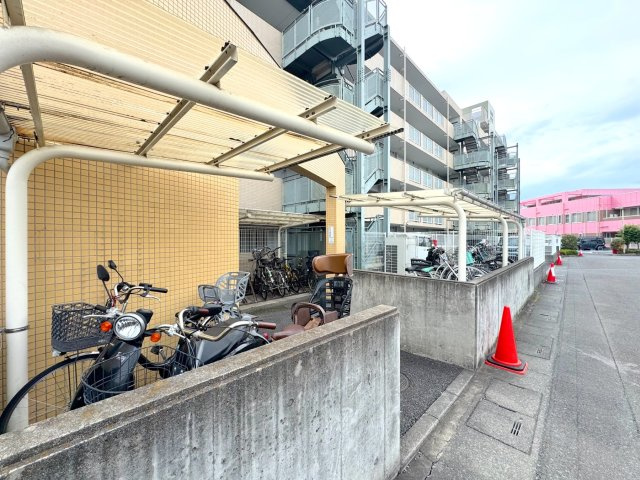 ヒューマンスクエア東浦和アトレシア壱番館の駐輪場|敷地内の駐輪場は無償でご利用いただけます。屋根付きのため、大切な自転車を雨や汚れから守ってくれます。日々のお買い物や、駅までの通勤・通学など、自転車が活躍しそうですね。