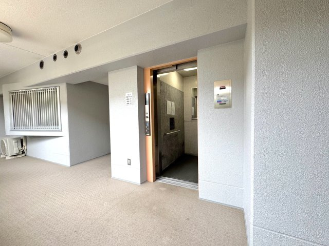 ヒューマンスクエア東浦和アトレシア壱番館のその他共用部分|エレベーター
毎日の生活に欠かせないエレベーターも完備しています。4階のお部屋まで、お買い物帰りの重い荷物がある日や、ベビーカーをご利用の際も、ご家族皆様でスムーズに移動できて安心ですね。