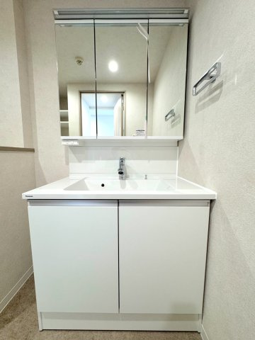 ヒューマンスクエア東浦和アトレシア壱番館の独立洗面台|新規交換済みの、清潔感あふれる洗面化粧台です。洗濯用の水栓や防水パンも新しくなっており、水まわりのトラブルを未然に防ぎ、気持ちよく新生活をスタートできます。