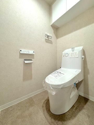 ヒューマンスクエア東浦和アトレシア壱番館のトイレ|新しく交換された温水洗浄便座一体型のトイレです。毎日使う場所だからこそ、清潔でお手入れのしやすい設備が嬉しいですね。フロアタイルも新調され、パッと明るい印象です。