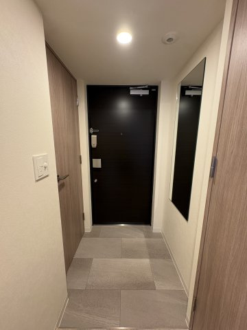 コンフォリア・リヴ博労町一丁目Qの玄関