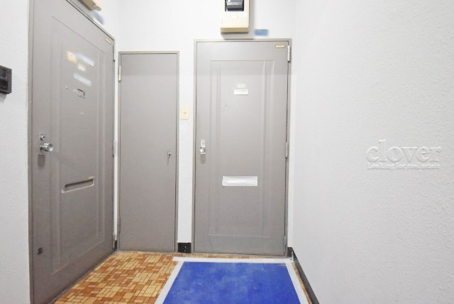 【その他共用部分】 | サカエファミール | 皆様をお迎えする、お部屋の玄関ドア。開けやすさや開放角度、ドアノブの操作しやすさや鍵の形状などを、現地で一度ご確認ください。～即日のご見学可能～　お問合せはお気軽にどうぞ。