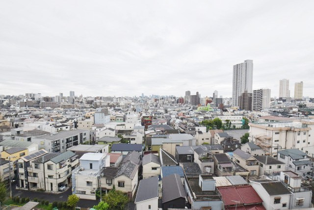 【展望】 | サカエファミール | 眼前に広がる空の雄大さと、このお部屋の自慢の一つである「眺望」をご覧ください。毎日、この景色を独り占めできる新生活に夢が広がります。～即日のご見学可能～　お問合せはお気軽にどうぞ。