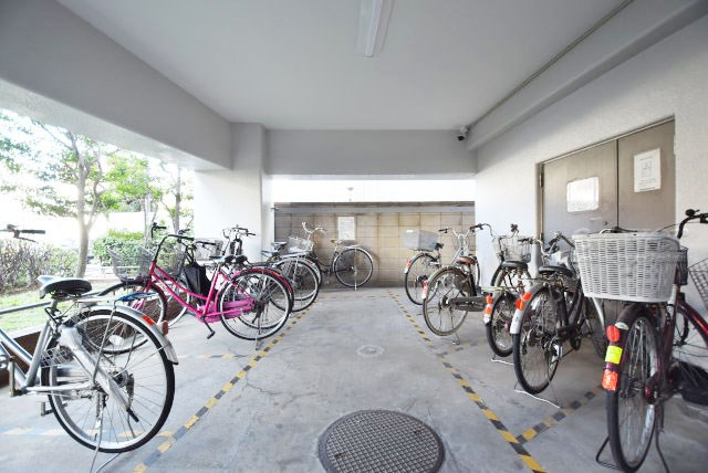 【駐輪場】 | サカエファミール | 自転車置き場。マンションの共用部にあたります。空きの有無や駐輪料金、各戸の台数制限などについては、改めてお問い合わせください。～即日のご見学可能～　お問合せはお気軽にどうぞ。
