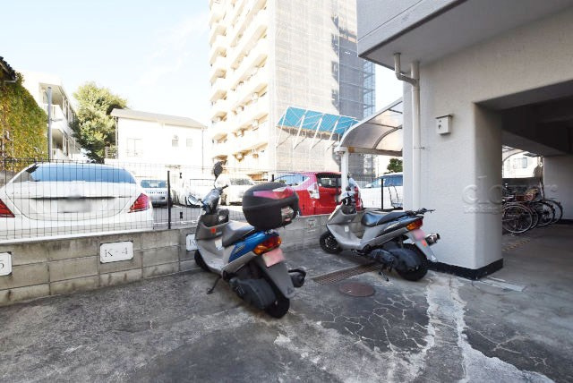 【駐車場】 | サカエファミール | バイク置き場。空き区画の有無や駐輪料金、サイズおよび排気量規定などについては、改めてお問い合わせください。～即日のご見学可能～　お問合せはお気軽にどうぞ。
