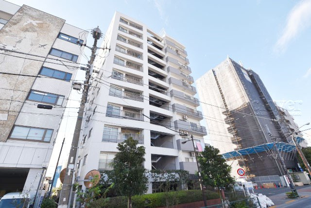 【外観】 | サカエファミール | 青空によく映える建物です。手入れの行き届いた外壁やマンション正面エントランスなど、綺麗な姿をぜひ一度、現地にてご覧ください。～即日のご見学可能～　お問合せはお気軽にどうぞ。
