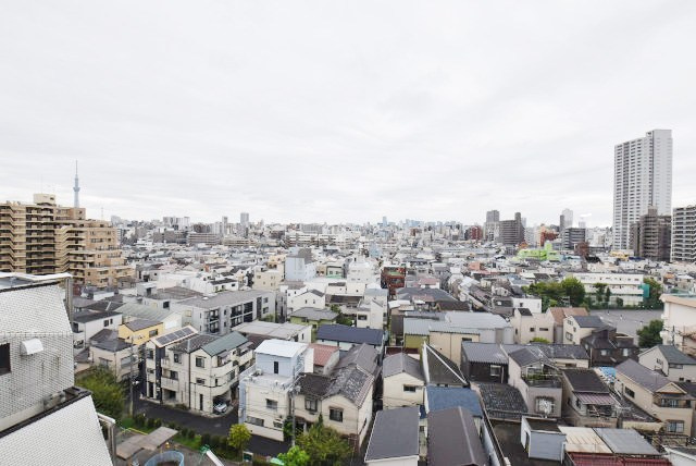 【展望】 | サカエファミール | 眼前に広がる空の雄大さと、このお部屋の自慢の一つである「眺望」をご覧ください。毎日、この景色を独り占めできる新生活に夢が広がります。～即日のご見学可能～　お問合せはお気軽にどうぞ。