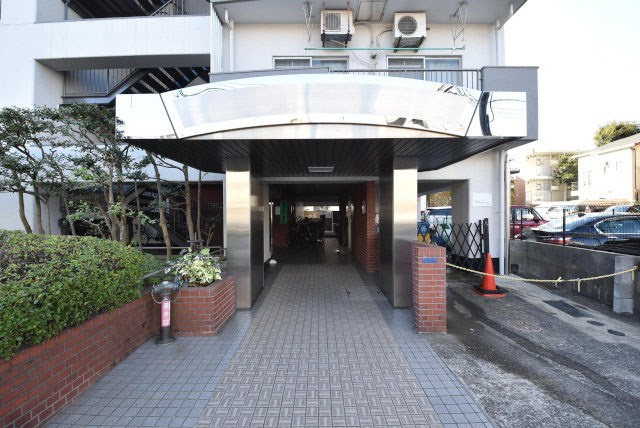 【エントランス】 | サカエファミール | お客様を、そして住人を出迎えてくれるマンションのエントランス。ゴミが落ちていないことからも、管理状態の良さや住民の節度の高さが見て取れます。～即日のご見学可能～　お問合せはお気軽にどうぞ。

