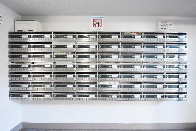 【設備】 | サカエファミール | 郵便物を受け入れる住民共用のポスト。「集合ポスト」とも呼びます。ここもまた、マンションの「顔」のひとつです。～即日のご見学可能～　お問合せはお気軽にどうぞ。
