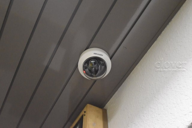 【防犯設備】 | サカエファミール | 建物や敷地の隅々に目を光らせる防犯カメラが設置されています。現地を見学される際には、カメラの存在やその台数にも意識を払ってみてください。～即日のご見学可能～　お問合せはお気軽にどうぞ。
