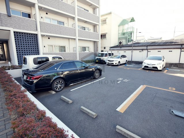 【駐車場】 | グランディール布施 | 駐車場に車を止められます