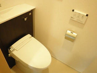 温水洗浄便座付きのトイレです♪