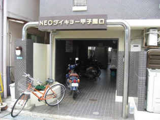 ネオダイキョー甲子園口のエントランス