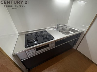 3口ガスコンロ付きのシステムキッチンです♪