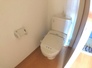 温水洗浄便座付きのトイレです♪
