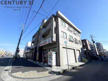 オートロックで外部の人間が簡単に出入りできないため安心です。