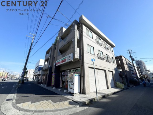 オートロックで外部の人間が簡単に出入りできないため安心です。