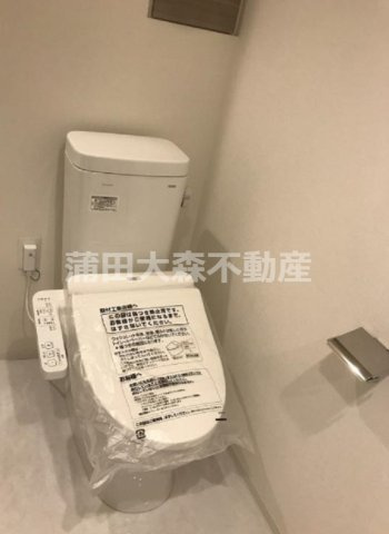 クレヴィスタ蒲田Ⅱのトイレ|棚収納と温水洗浄便座付きのトイレ