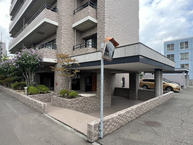 スクエアガーデン・アーバニティ南11条Ⅱのエントランス|安心のスロープエントランス・居室もフラット設計♪