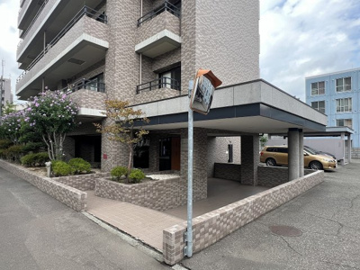 【エントランス】 | スクエアガーデン・アーバニティ南11条Ⅱ | 安心のスロープエントランス・居室もフラット設計♪